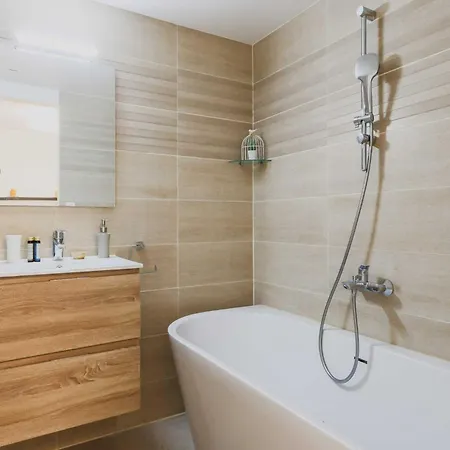 Exceptional With Garden - 3br 6p - Apartment *